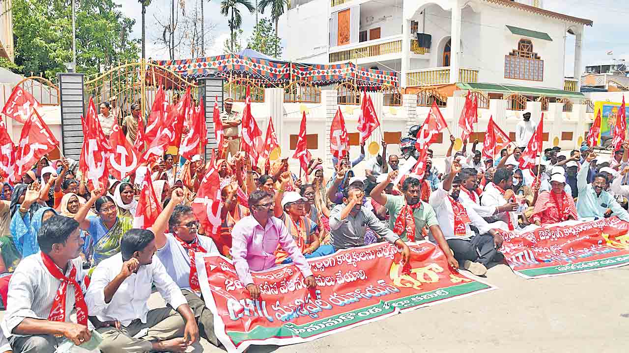 కదంతొక్కిన మున్సిపల్‌ కార్మికులు