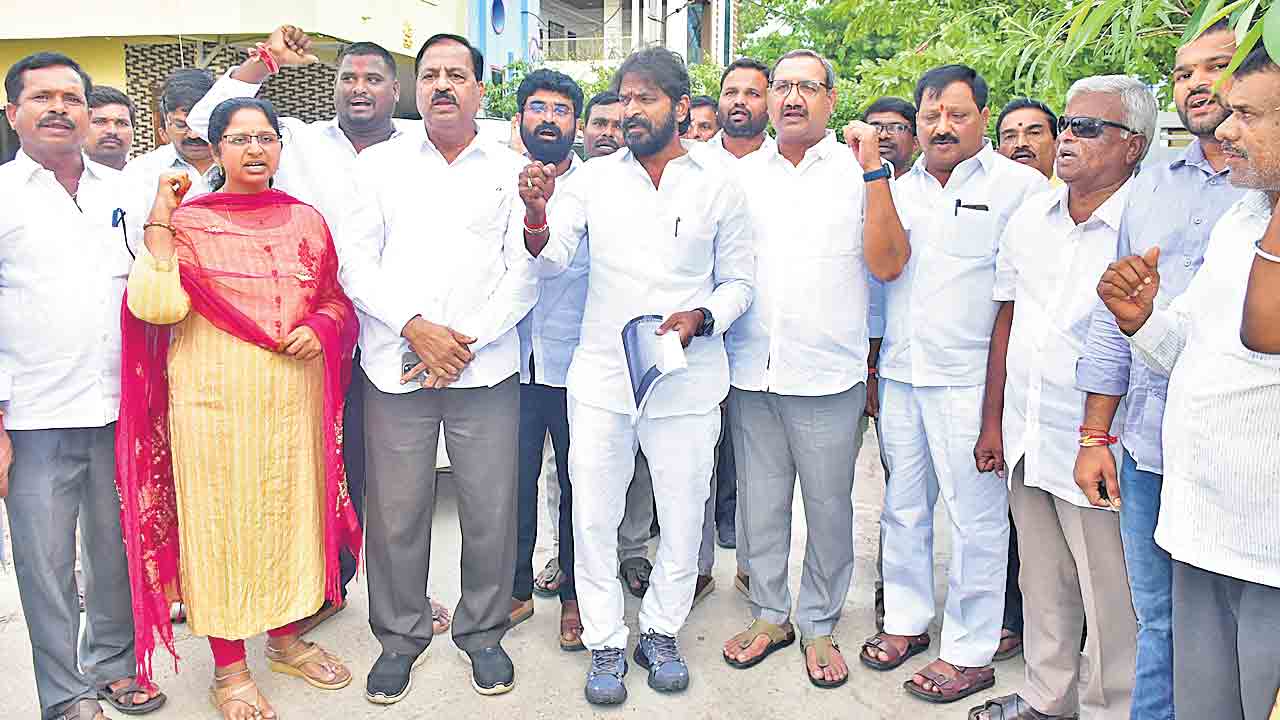 విశ్రాంత ఉపాధ్యాయుడిది ప్రభుత్వ హత్యే.. ఎంతో మంది రిటైర్డ్‌ ఉద్యోగులు బెనిఫిట్స్‌ రాక చనిపోయారు