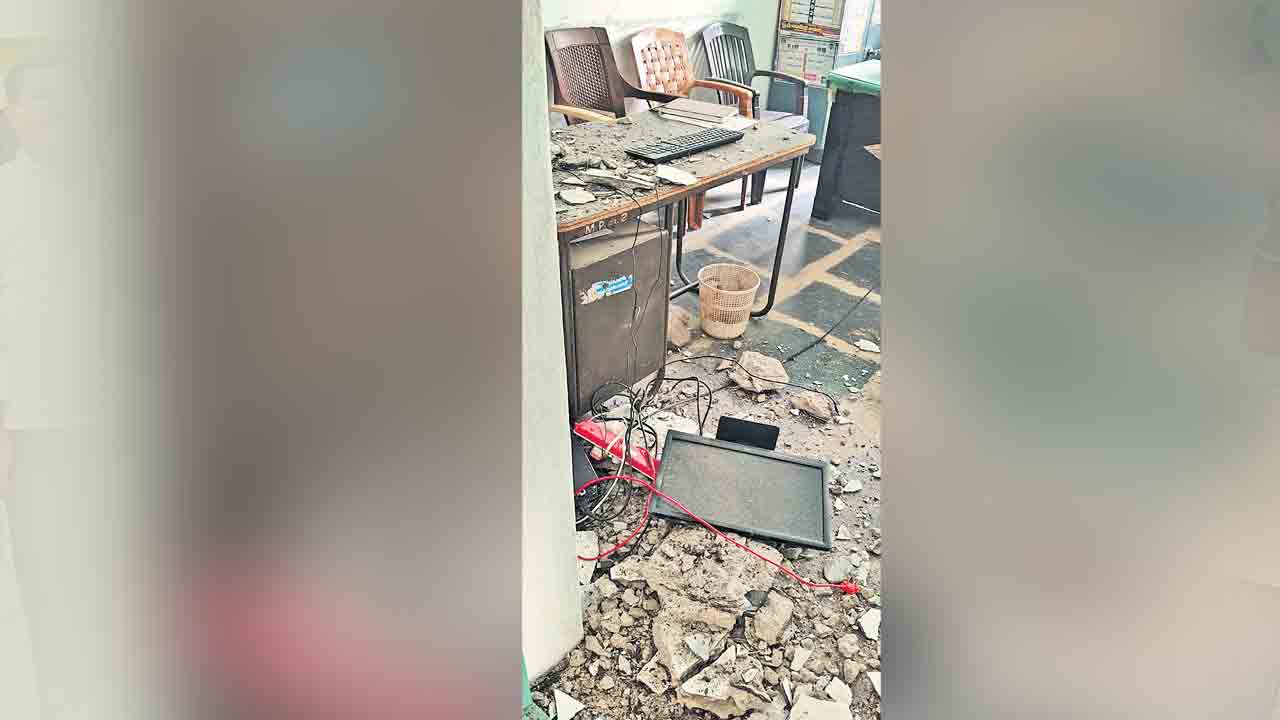 కూలిన ఎంపీడీవో ఆఫీస్‌ పైకప్పు