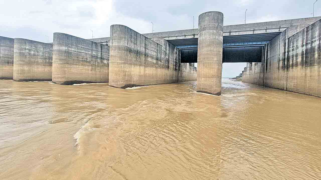 ‘మేడిగడ్డ’కు కొనసాగుతున్న వరద