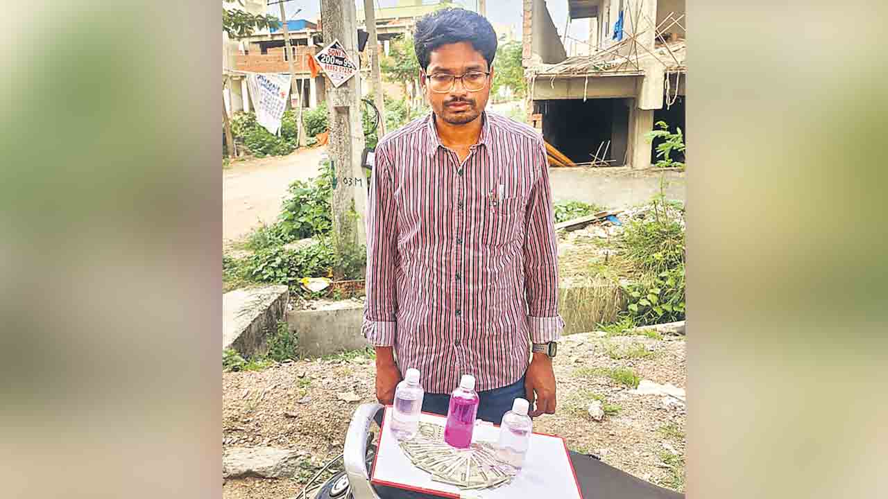 పదివేలు తీసుకొంటూ ఏసీబీకి చిక్కిన ఏఈ