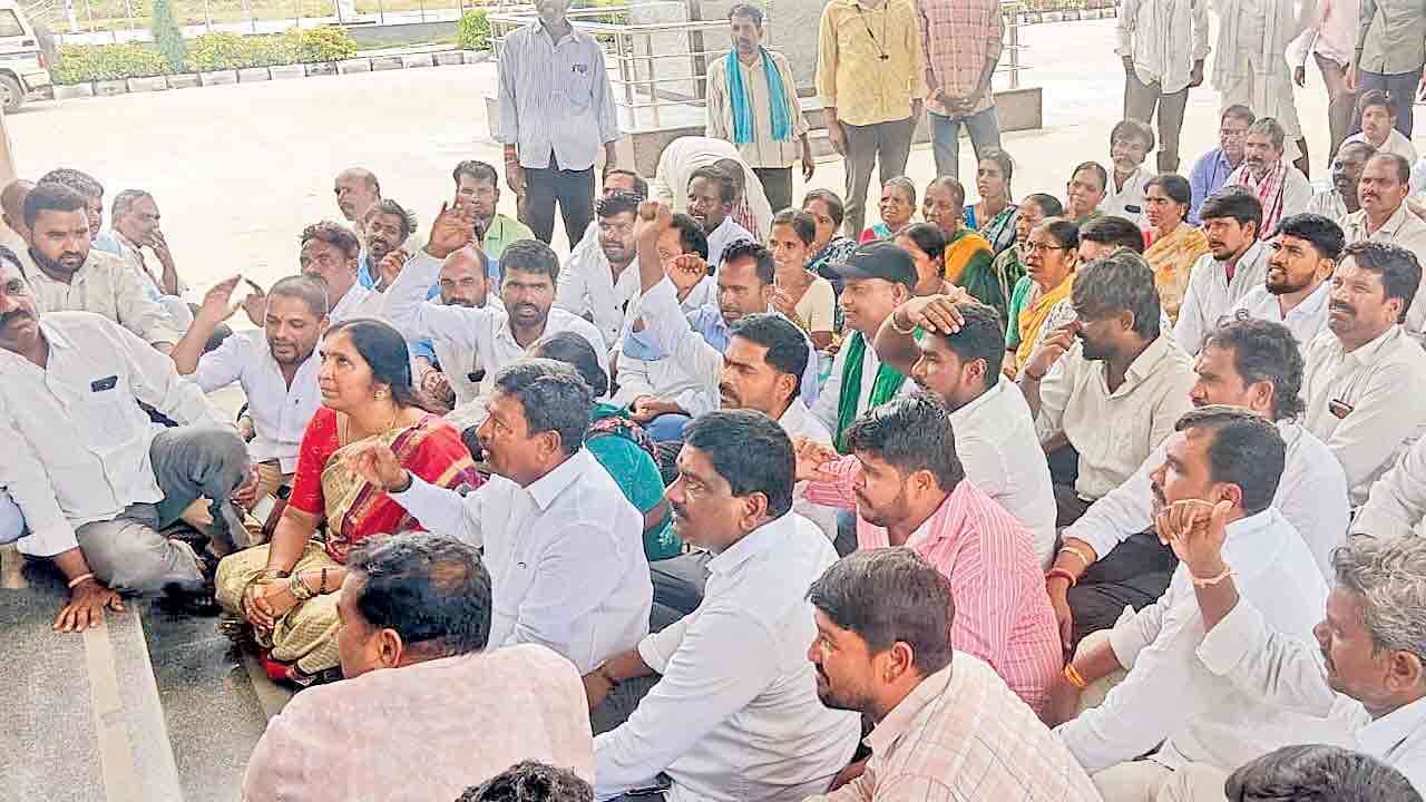 జొన్నలు కొనకుంటే ఉధృత పోరు