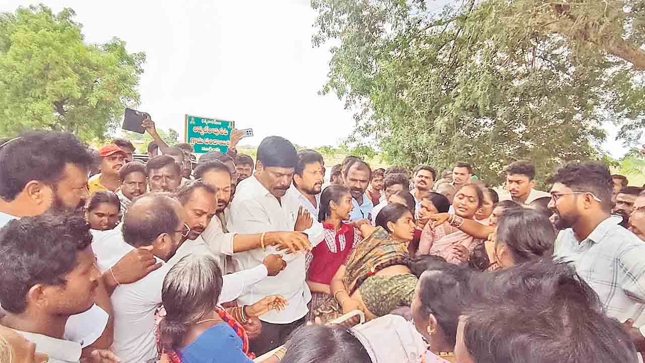 మట్టి మాఫియాకు యువకుడు బలి.. అప్పల్‌రావుపేట చెరువు కట్టపై బైక్‌ను ఢీకొట్టిన టిప్పర్‌
