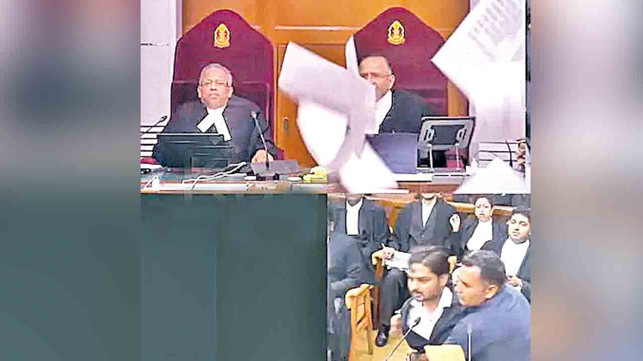 సుప్రీం న్యాయమూర్తులపైకి పేపర్లు విసిరిన వ్యక్తి