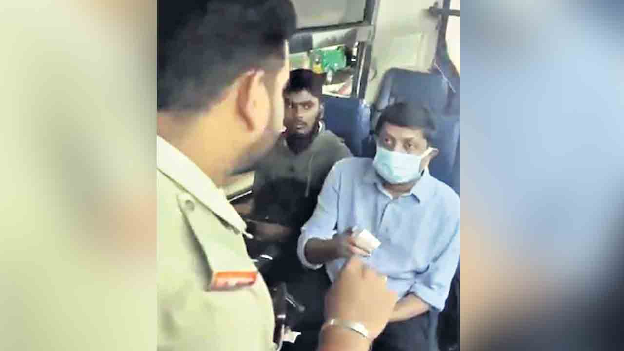 చిల్లర లేదా.. అయితే దిగిపో.. కర్ణాటక మంత్రికి కండక్టర్‌ షాక్‌