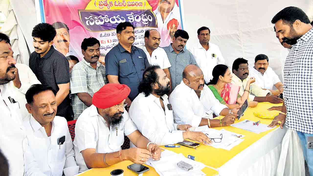 అర్హుల ఏ ఒక్కరి ఓటు పోవద్దు.. ఓటర్ల సందేహాలు తీర్చేందుకే హెల్ప్‌డెస్క్‌