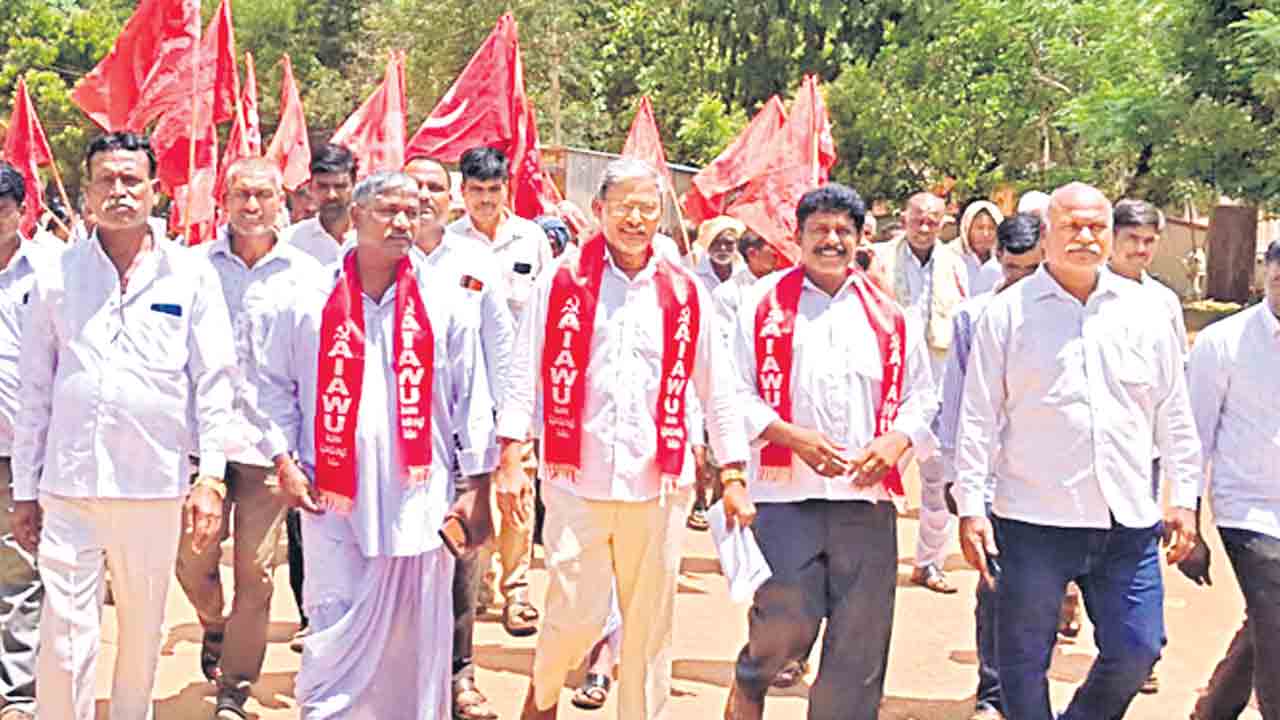 రైతుల భూముల జోలికి రావద్దు