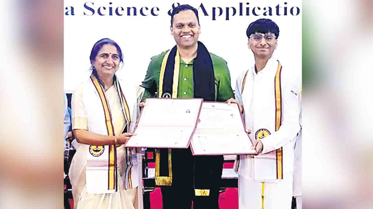 తల్లి, కొడుకు ఒకేసారి పట్టభద్రులు