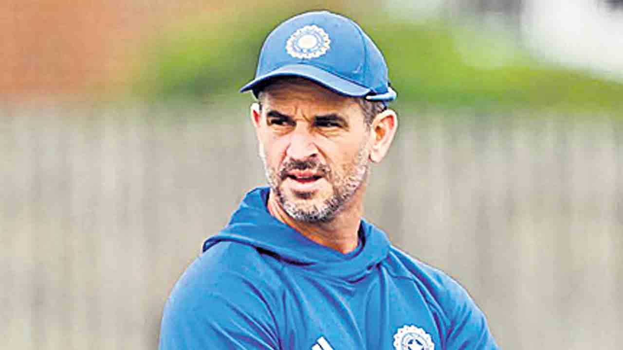 భారత అసిస్టెంట్‌ కోచ్‌ దష్కటే ఔట్‌!