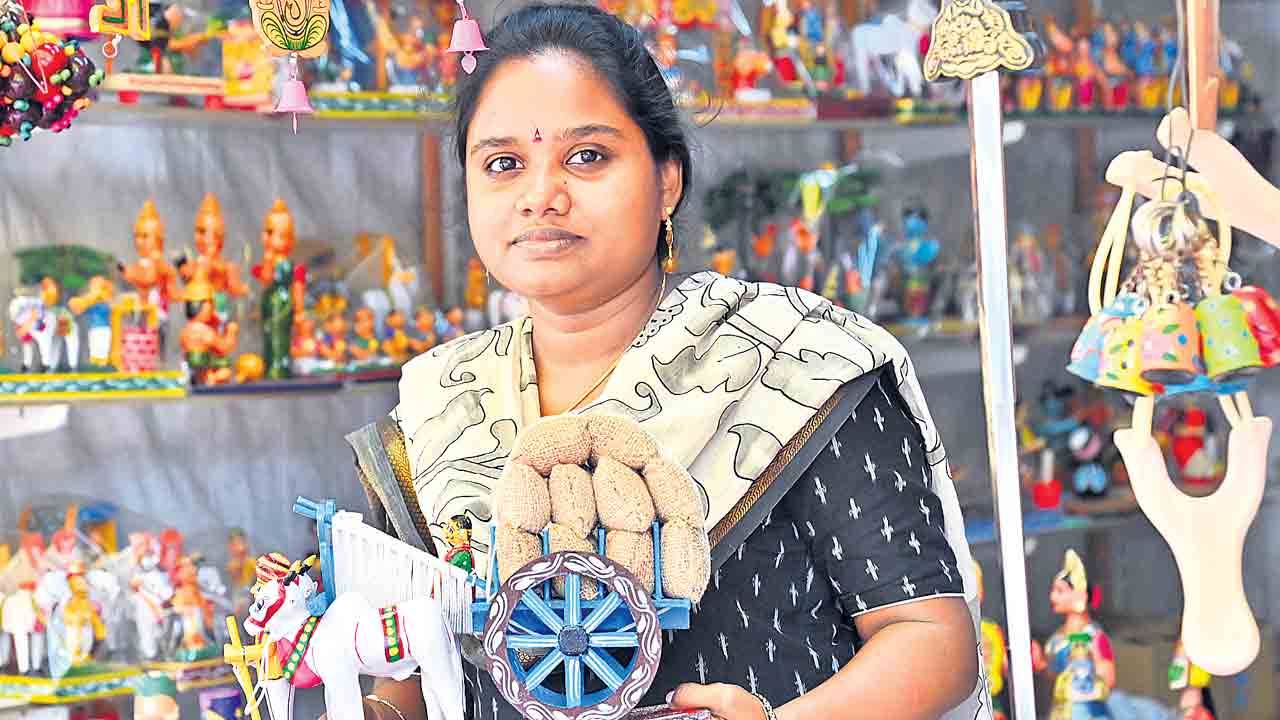 బొమ్మలు చేసి.. ఇంటిని నడిపి!