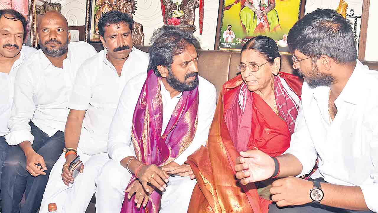 ఈశ్వరమ్మకు క్షమాపణలు చెప్పండి… వారంలోగా తండ్రీకొడుకులు స్పందించాలి