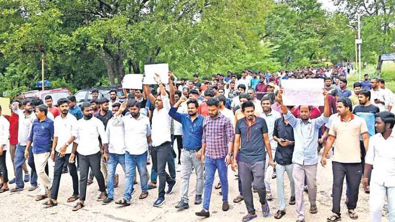 పోలీస్‌ ఉద్యోగార్థుల వయోపరిమితి పెంచండి.. అమరజ్యోతి వద్ద హోరెత్తిన నిరుద్యోగుల నిరసన