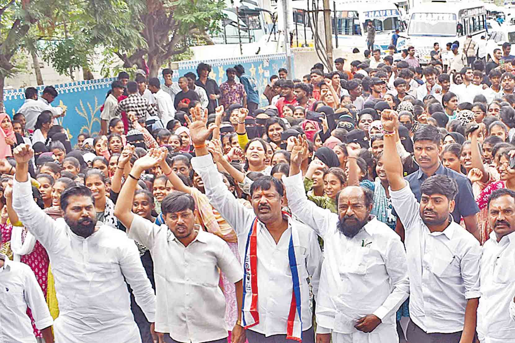 ఫీజు బకాయిలు ఇంకెప్పుడిస్తరు.. రీయింబర్స్‌మెంట్‌ స్కీమ్‌ ఎత్తివేతకు కుట్ర