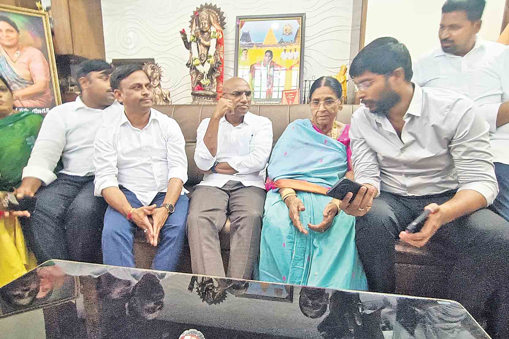 బడుగులంటే కాంగ్రెస్‌కు చులకనా.. ఈశ్వరమ్మకు బీఆర్‌ఎస్‌ సంఘీభావం