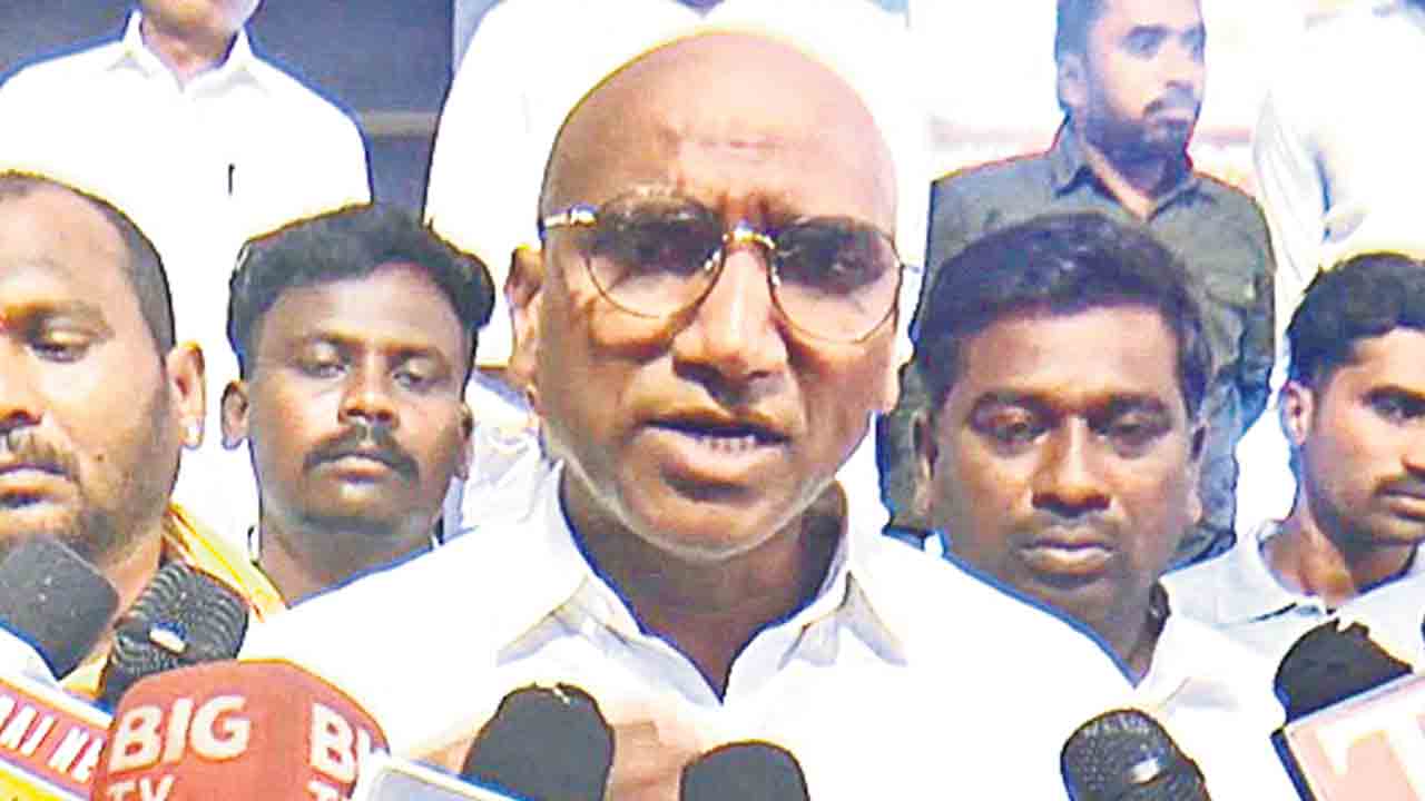 ఢిల్లీకి మూటలేనా.. విద్యార్థుల ఫీజులివ్వరా?