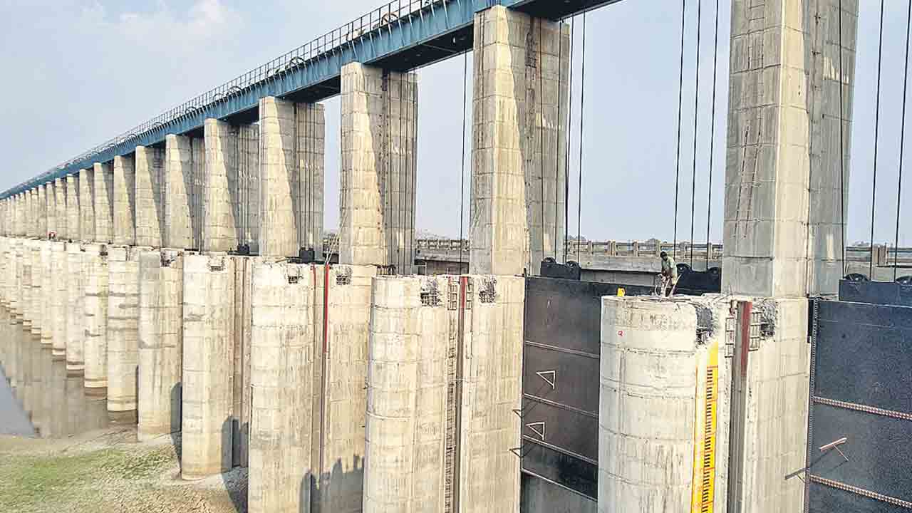 ప్రాజెక్టును పడావు పెట్టు.. ‘పార్క్‌’కు భూములు కట్టబెట్టు.. కాంగ్రెస్‌-బీజేపీ బంధం.. అన్నదాతకు గండం!