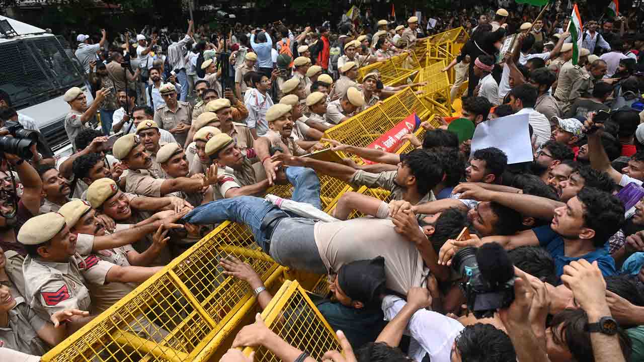పోలీసుల దాడి.. ఐసీయూలో యువతి