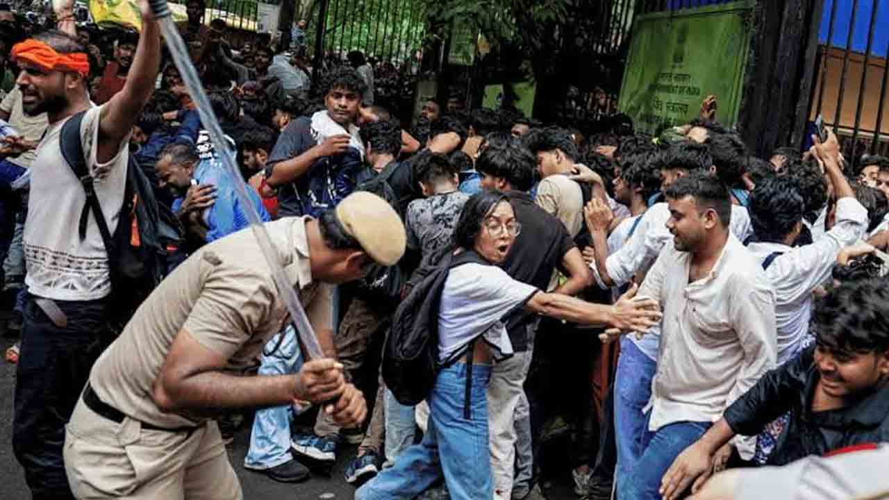 పోలీసులు-విద్యార్థుల సోషల్‌ మీడియా వార్‌