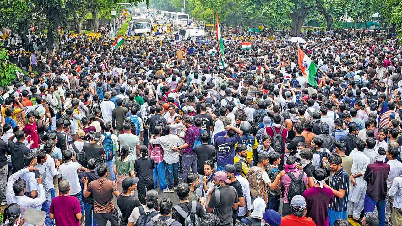 నియంతృత్వానికి యువత అడ్డుకట్ట!