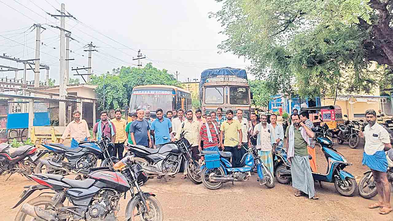 కరెంట్‌ కోతలపై రైతన్న కన్నెర్ర.. తిప్పర్తి మండలం ఇండ్లూరు విద్యుత్‌ సబ్‌ స్టేషన్‌ వద్ద రాస్తారోకో