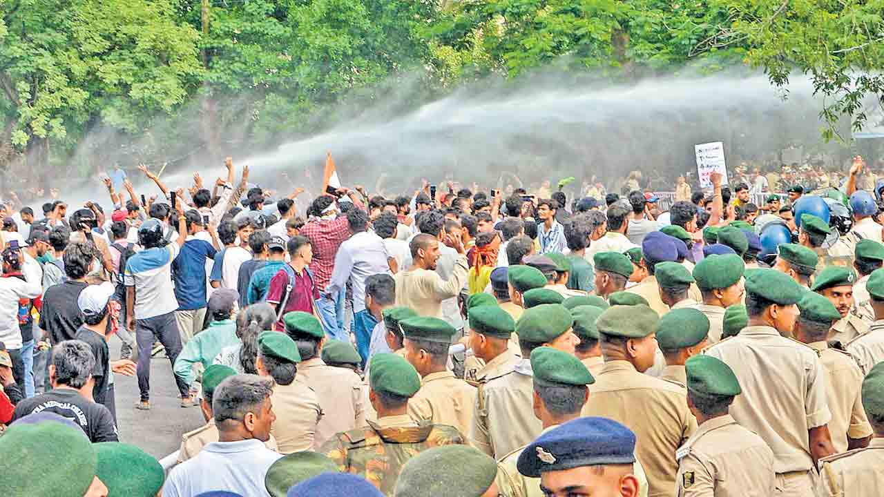 విద్యార్థుల నిరసనలు ఉధృతం
