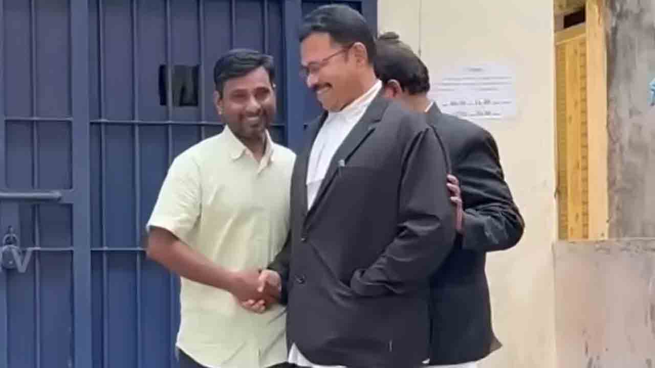 జర్నలిస్టు కేవీఆర్‌కు బెయిల్‌