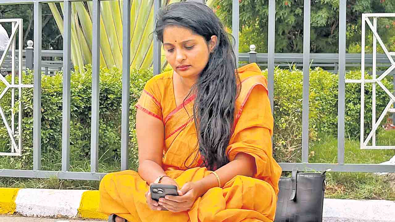 మహిళా ఉద్యోగిపై వేధింపులు, ఆపై తొలగింపు