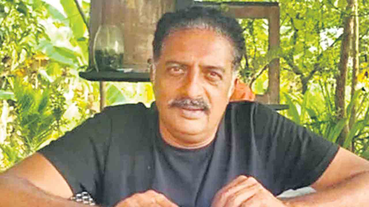 ప్రధాని మోదీ భయపడ్డారు.. నటుడు ప్రకాష్‌ రాజ్‌ ఎద్దేవా