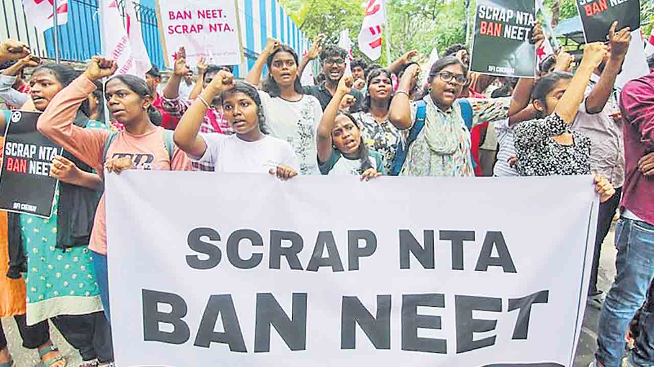 నీట్‌ విధానాన్ని పూర్తిగా ఎత్తివేయాల్సిందే!