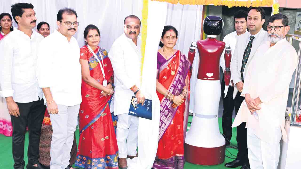 సిరిసిల్ల విద్యార్థులకు కేటీఆర్‌ అరుదైన కానుక