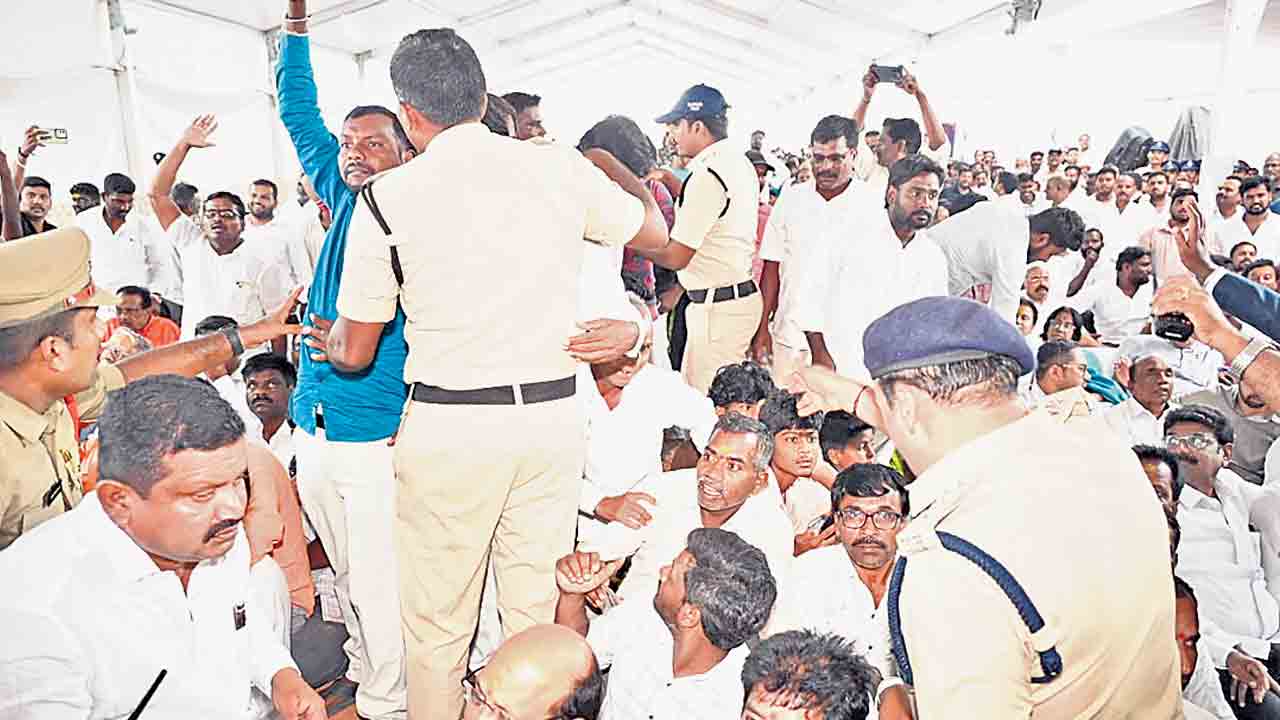 రసా భాస..సిద్దిపేట జిల్లా కొమురవెల్లి రైల్వేస్టేషన్‌ ప్రారంభంలో గందరగోళం