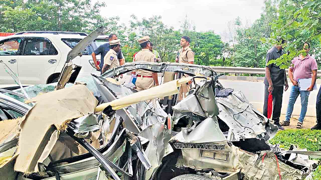 రోడ్డు ప్రమాదాల్లో ఐదుగురి మృతి