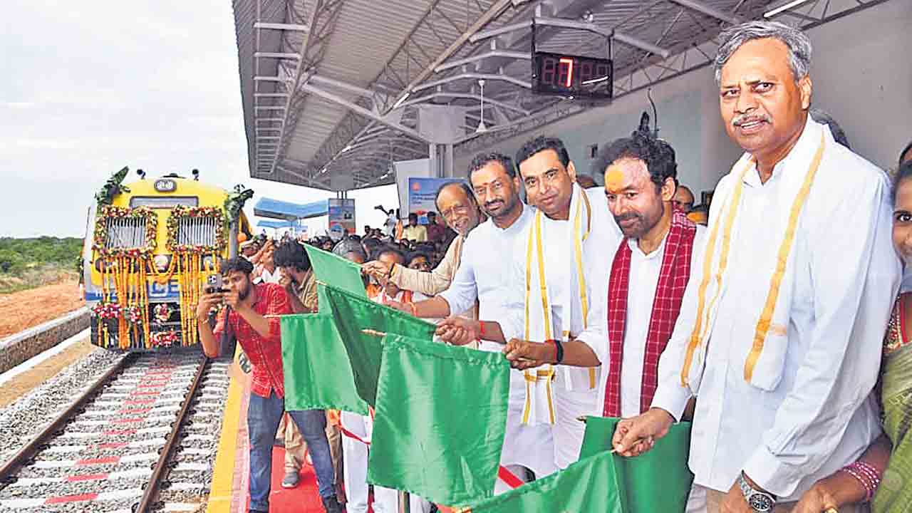 కొమురవెల్లి రైల్వేస్టేషన్‌ను మరింత ఆధునీకరిస్తాం