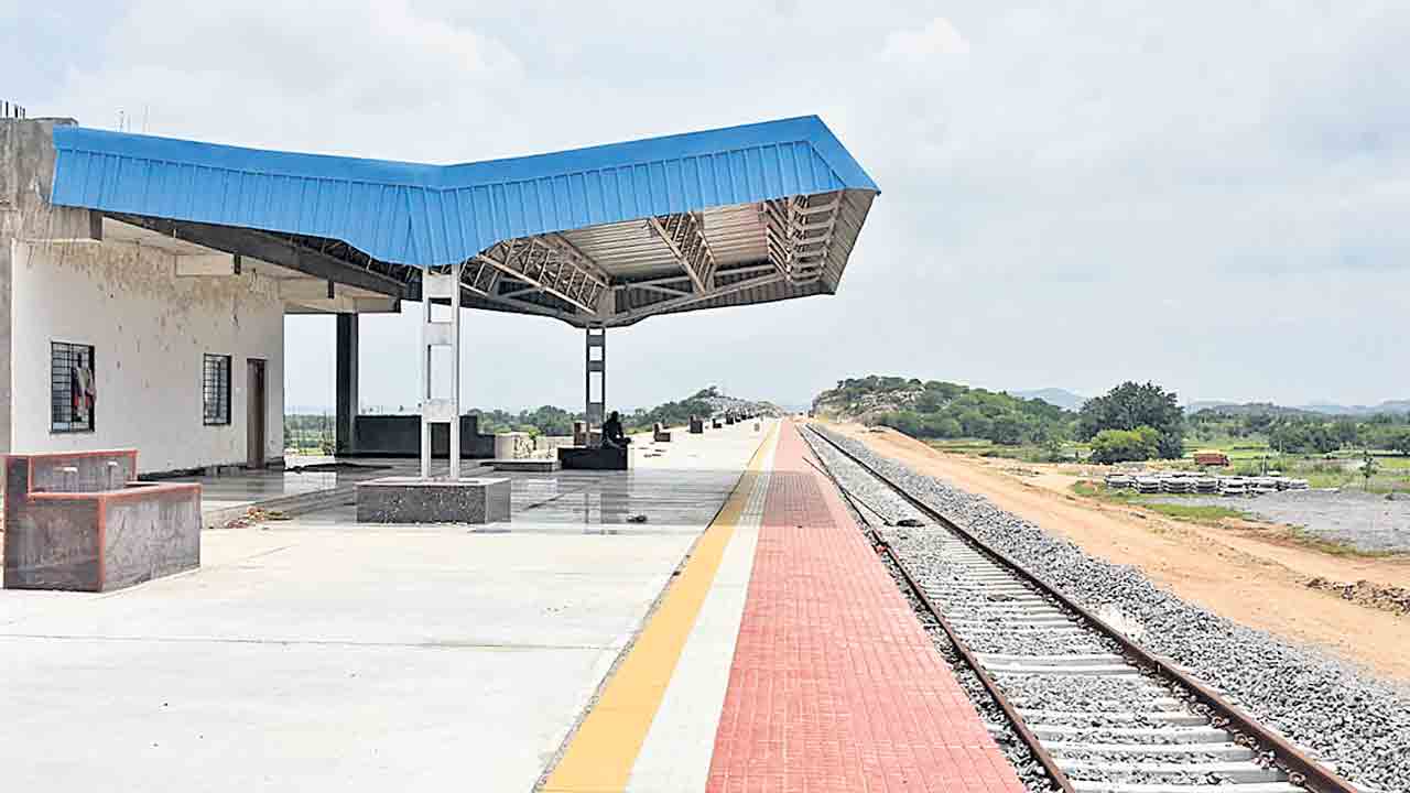 కేసీఆర్‌ కృషి ఫలిస్తున్న వేళ.. కార్మిక క్షేత్రానికి త్వరలో రైలు కూత