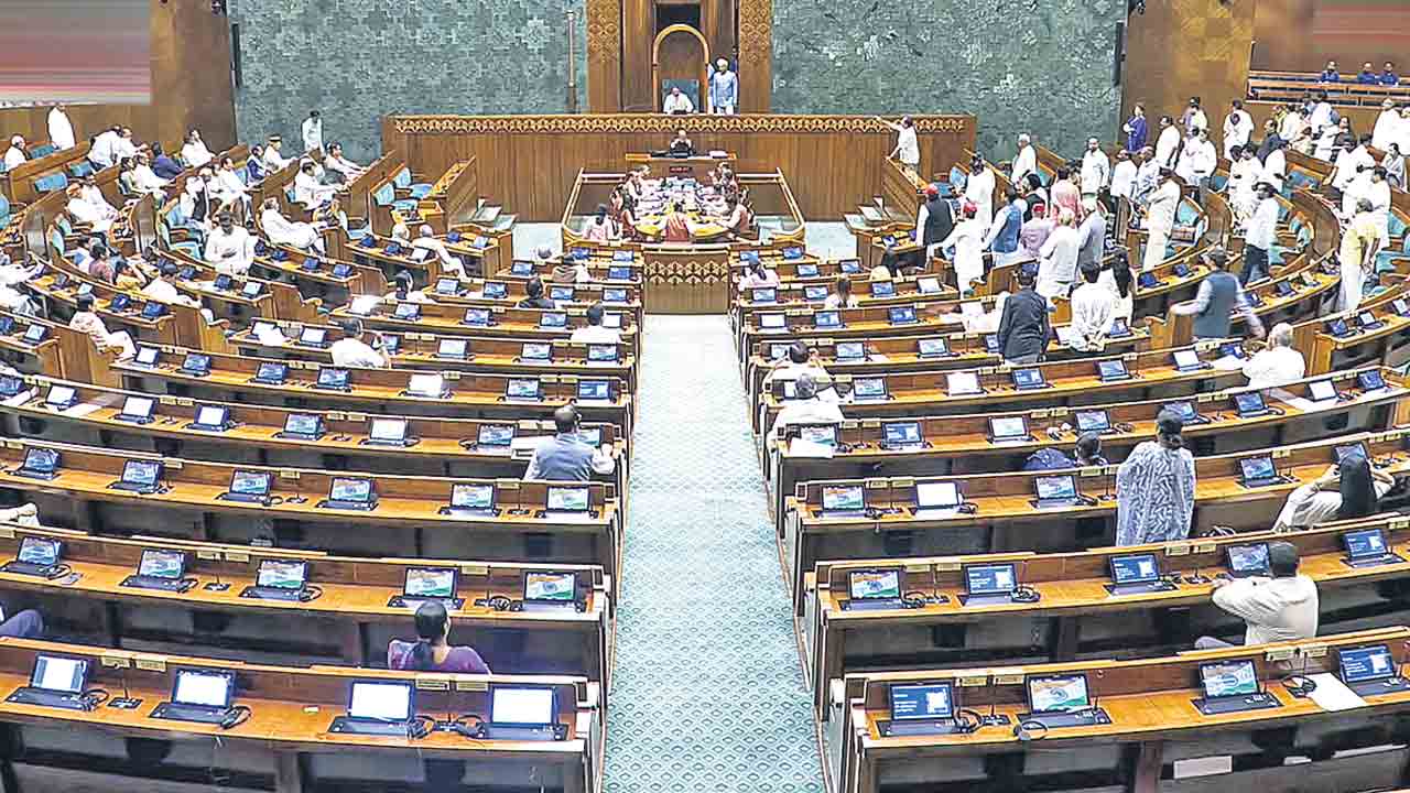 చర్చకు నోచుకోని ‘ప్రశ్న పత్రాల లీకేజీ’ బిల్లు