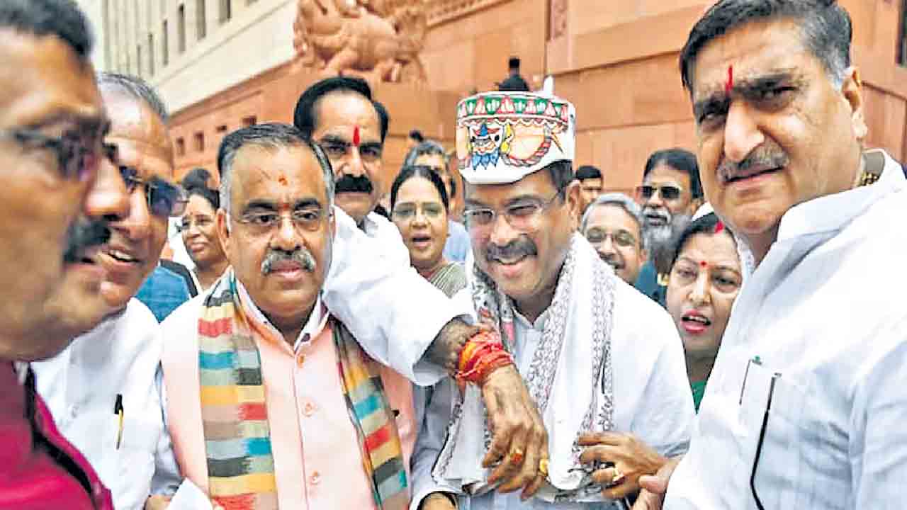 నేను స్ట్రీట్‌ ఫైటర్‌ను.. కాంగ్రెస్‌ ఎంపీతో ధర్మేంద్ర ప్రధాన్‌ వ్యాఖ్యలు