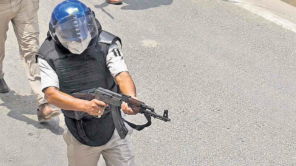 ఏకే47తో విద్యార్థులపై కాల్పులు