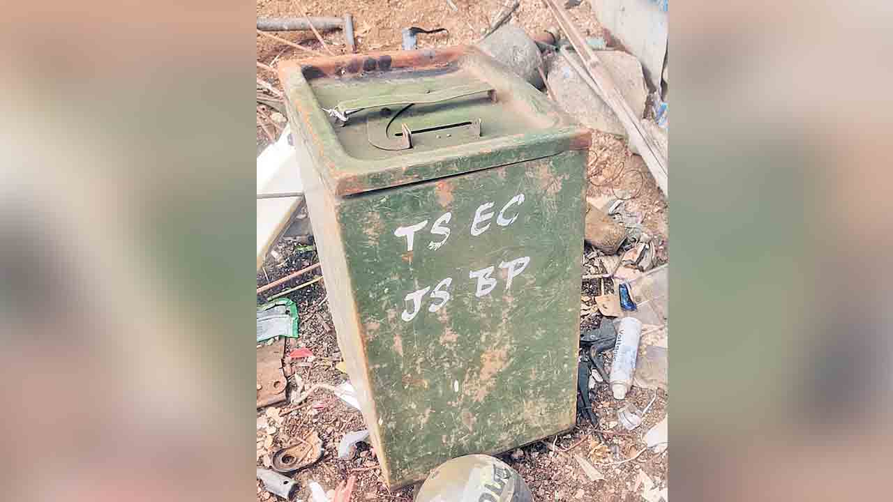 దుకాణంలో.. బ్యాలెట్‌ బాక్స్‌ ప్రత్యక్షం!