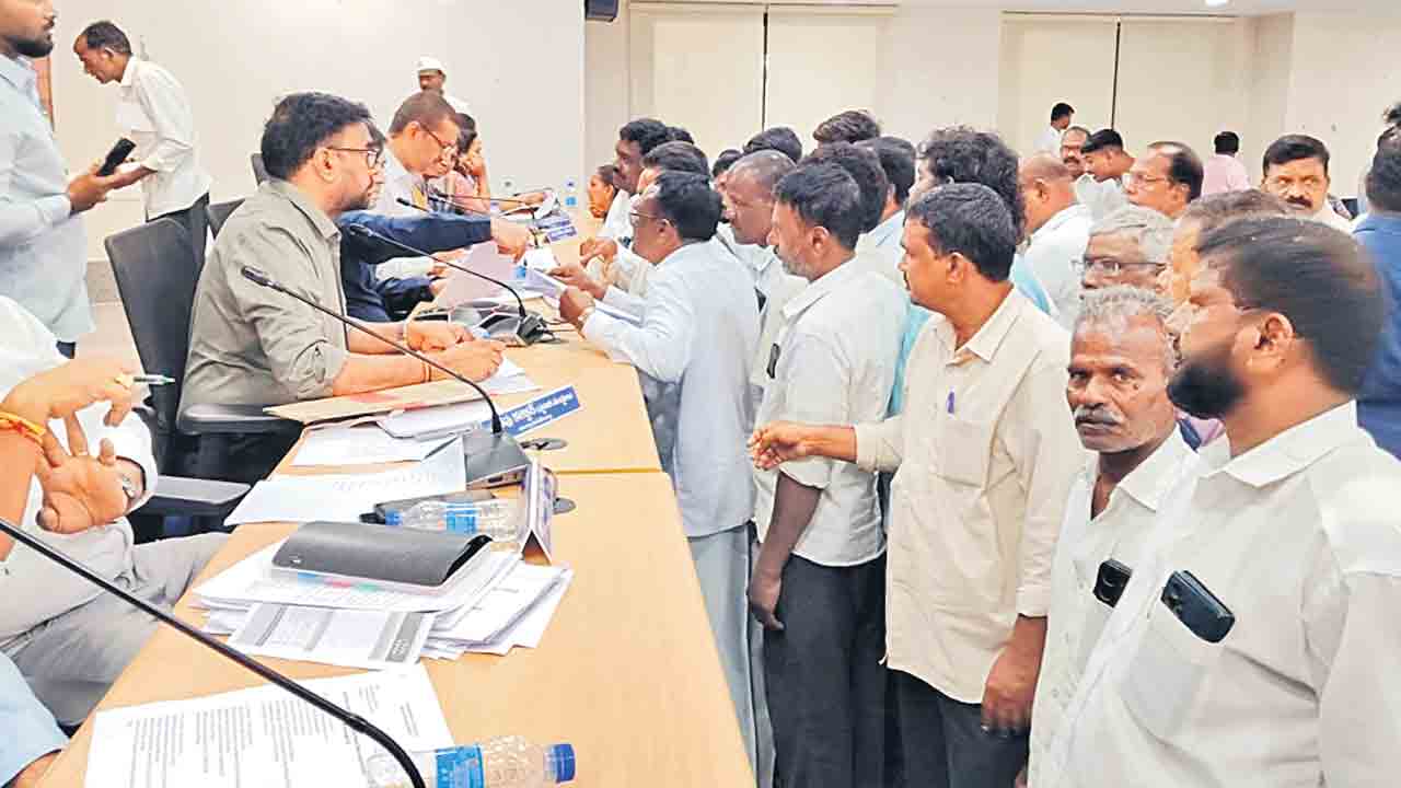 అటు గోపాలమిత్రగా.. ఇటు కాంగ్రెస్‌ అధ్యక్షుడిగా.. యథేచ్ఛగా రెండింటినీ అనుభవిస్తున్న హస్తం నేత