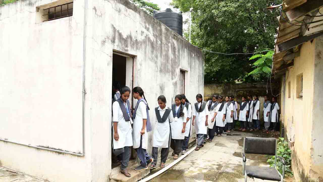 5% బడుల్లో బాలికలకు నో టాయిలెట్స్‌
