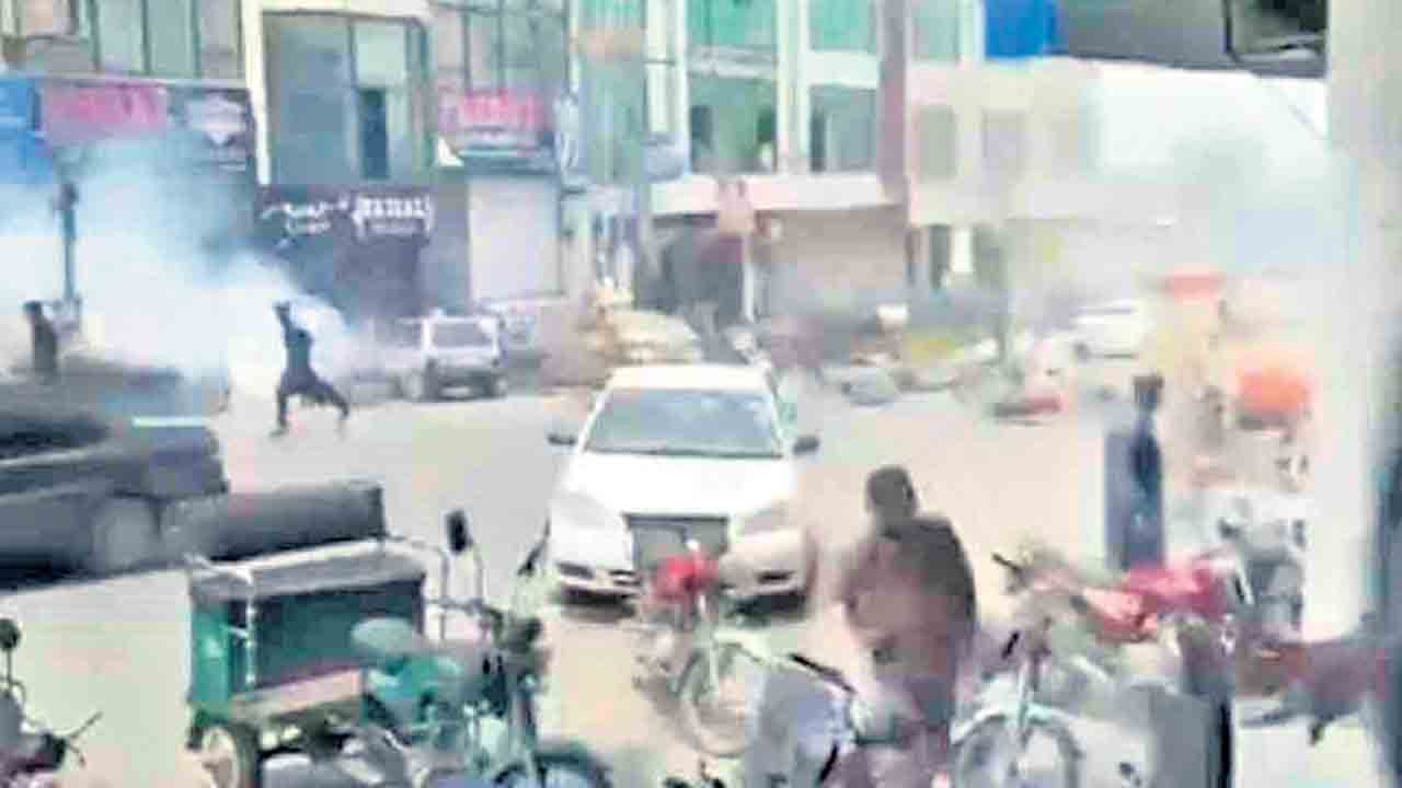 పీవోకే మళ్లీ రక్తసిక్తం.. ఆందోళనకారులపై పాకిస్థాన్‌ భద్రతా దళాల కాల్పులు