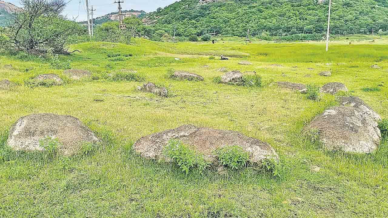 గట్లనర్సింగాపూర్‌లో రాకాసిగుండ్లు.. మట్టి తరలింపుతో వాటి ఉనికి శూన్యం