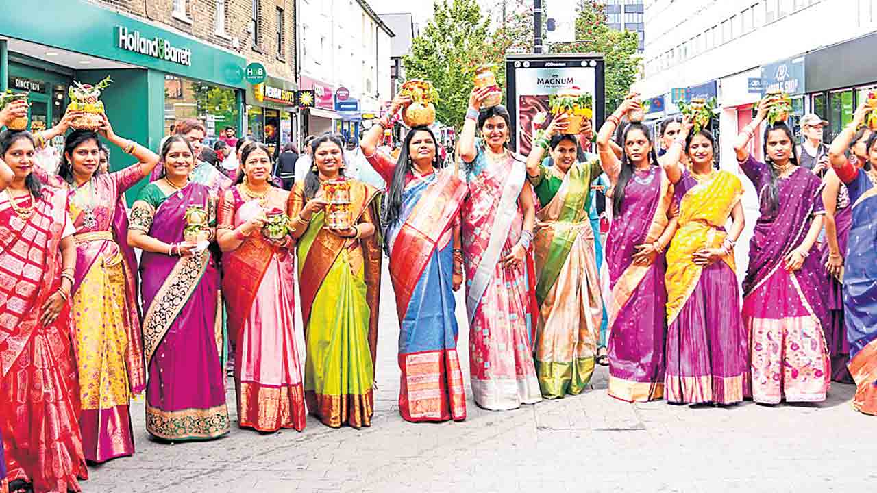 లండన్‌లో బోనాల వేడుకలు.. హాజరైన 2,500 మందికిపైగా తెలంగాణవాసులు