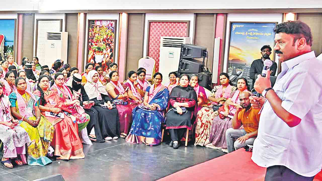 హామీలపై సర్కార్‌ను ప్రశ్నిస్తే బూతులా?