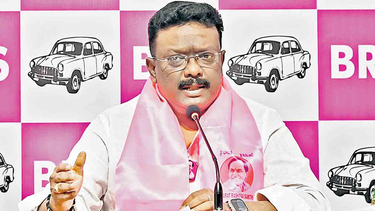 వర్సిటీల్లో సర్టిఫికెట్ల బ్లాక్‌మెయిలింగ్‌ దందా