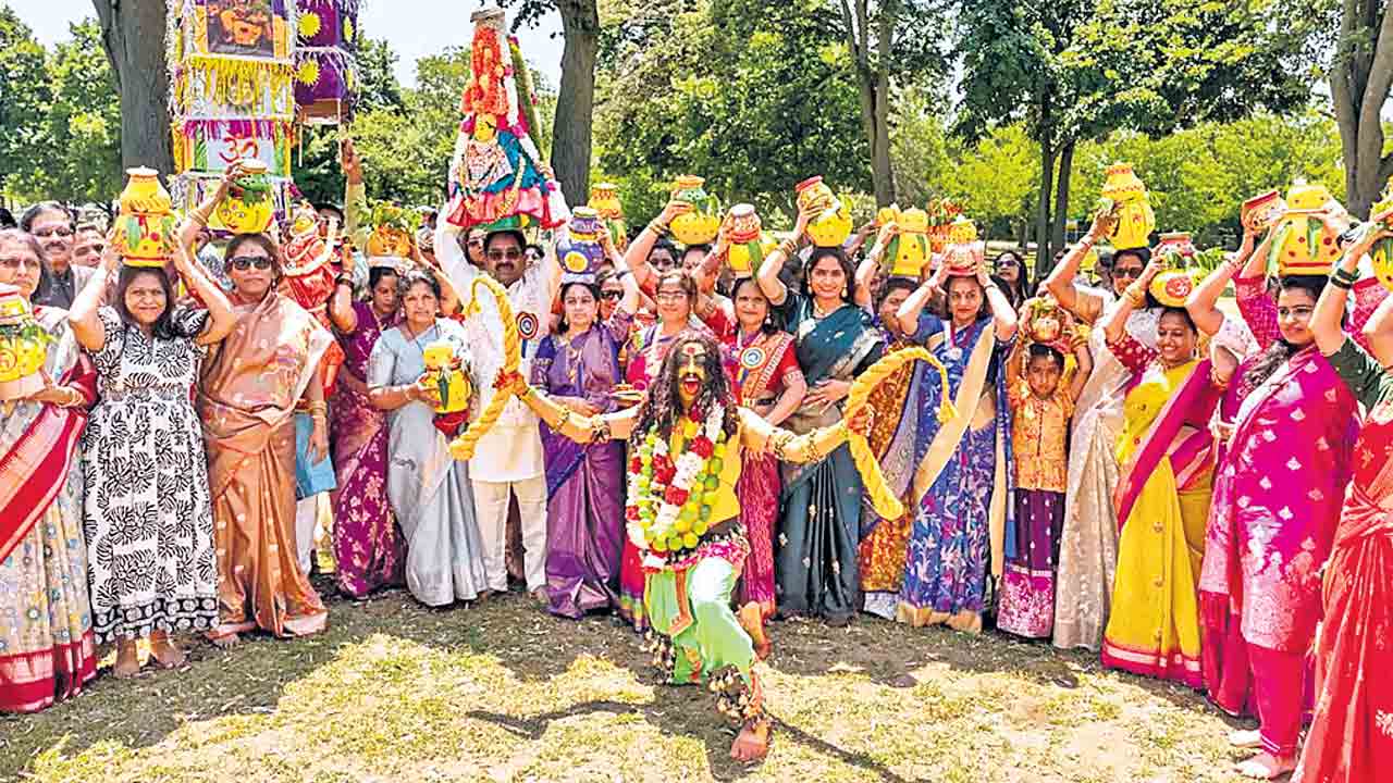 న్యూయార్‌లో వైభవంగా ఆషాఢమాస బోనాలు
