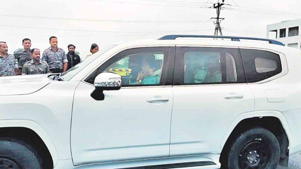 కేటీఆర్‌ కాన్వాయ్‌లో ఇరుకున్న మంత్రి సీతక