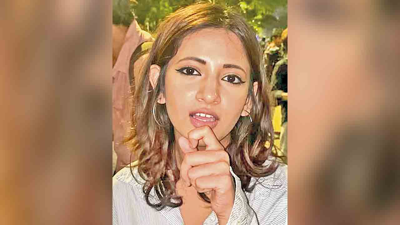 ప్రధానిపై కామెంట్స్‌.. యువతిపై కేసు
