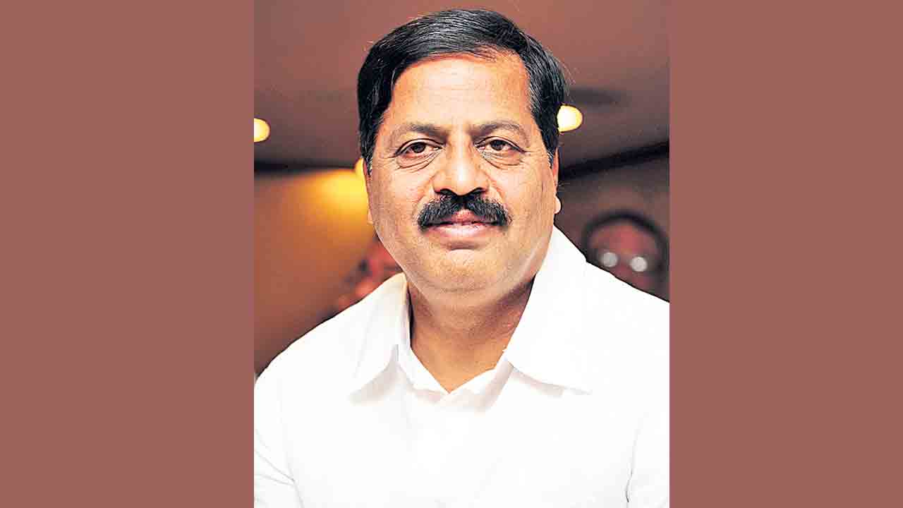 వెంటనే క్షమాపణ చెప్పాలి.. కార్పొరేషన్‌ మాజీ చైర్మన్‌ దేవీప్రసాద్‌ డిమాండ్‌