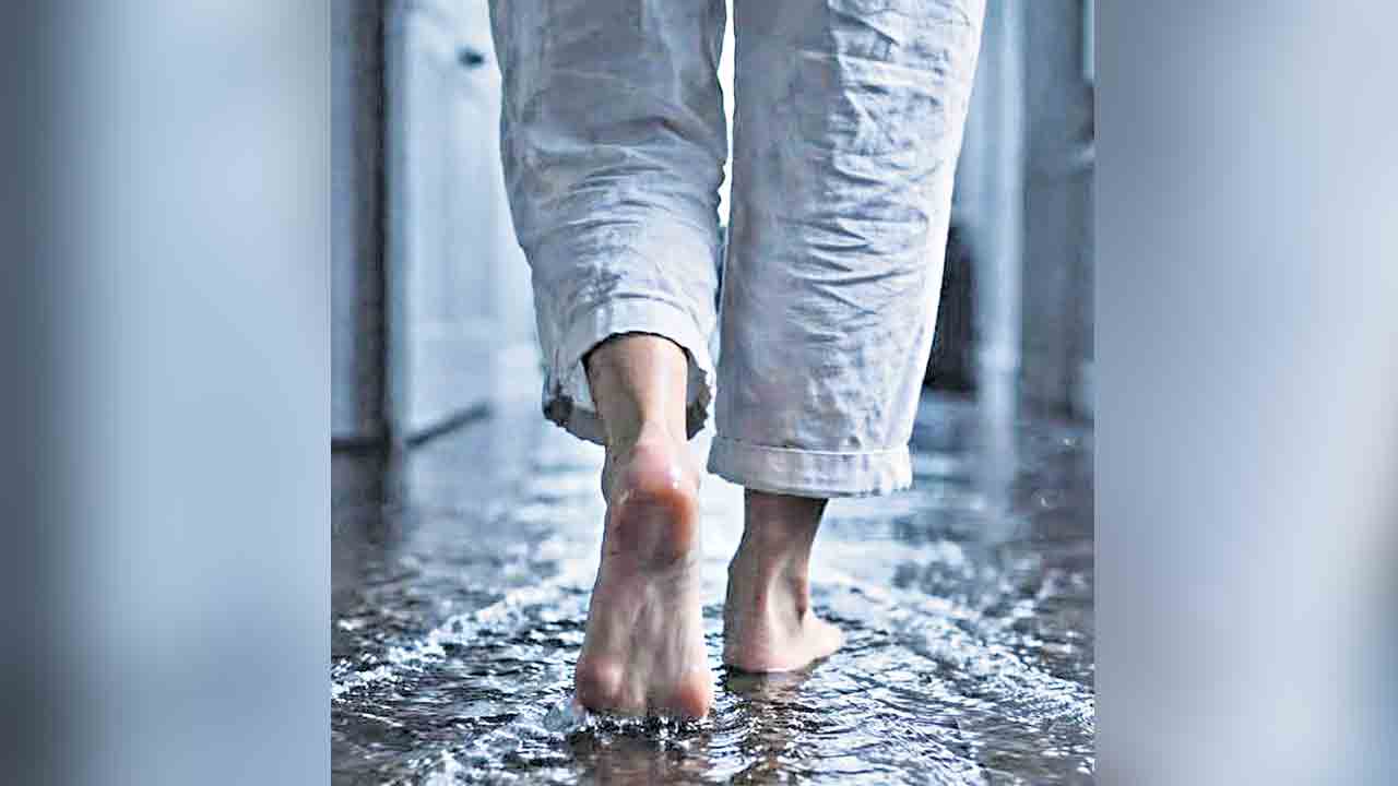 వానకాలం.. పాదాలు పైలం